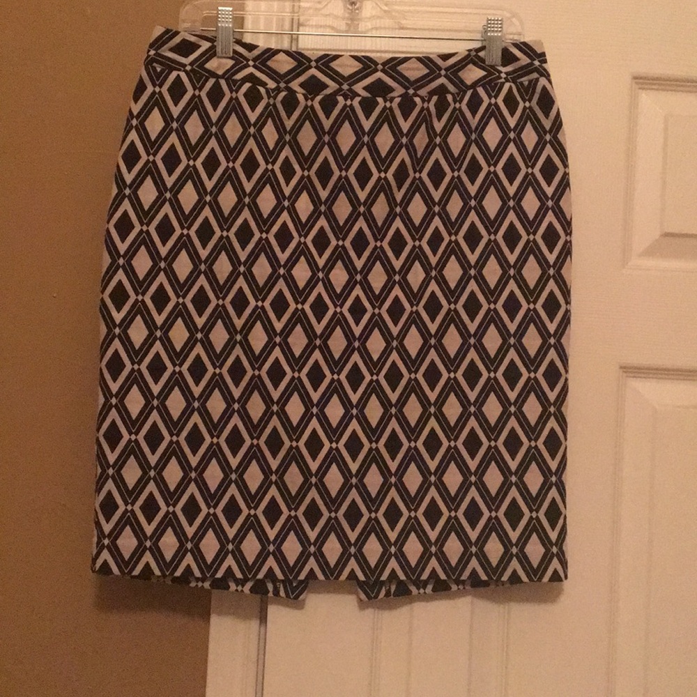 Cute black and white business skirt!!